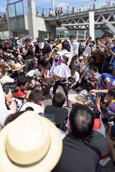 コスプレイヤーを囲むカメラ小僧（カメコ）たちに関連した画像-02