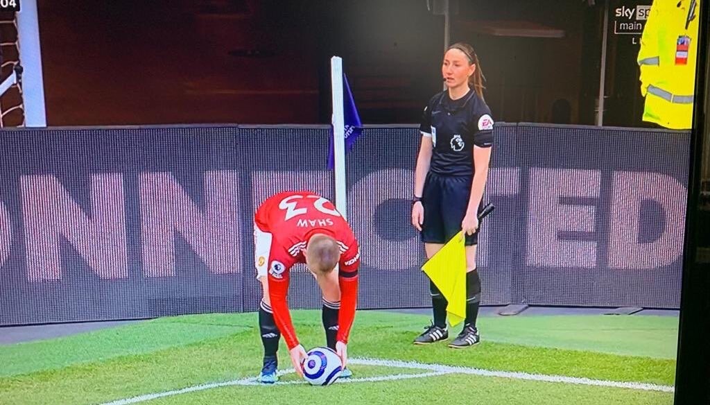 イラン　サッカー　検閲　規制　生足