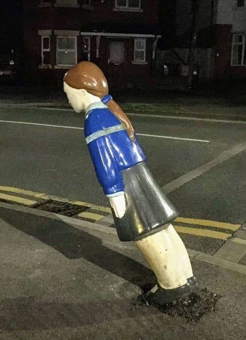 イギリス　飛び出し注意　飛び出し坊や