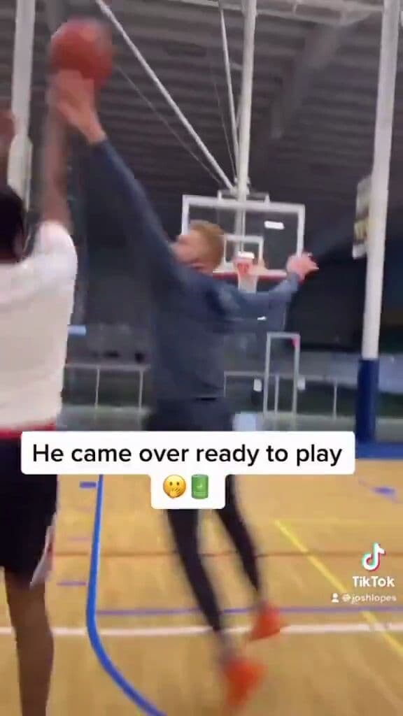 ブライアン・スカラブリニ　NBA　バスケットボール　アメリカ