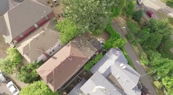 隣人の屋根上にドローンが墜落！別のドローンで救出に関連した画像-03