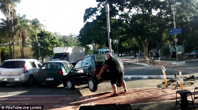 自転車レーンをふさぐ邪魔な車を持ち上げ動かす市民に関連した画像-04