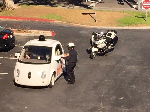 Googleの自動運転車、ノロすぎて白バイに止められるに関連した画像-02