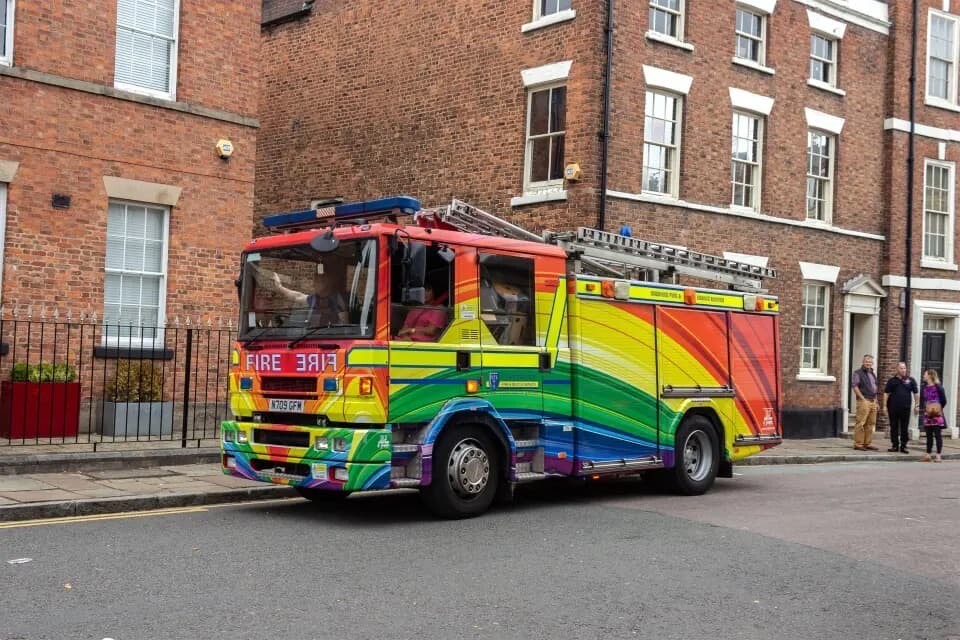 LGBT　消防車　痛車　イギリス　レインボー