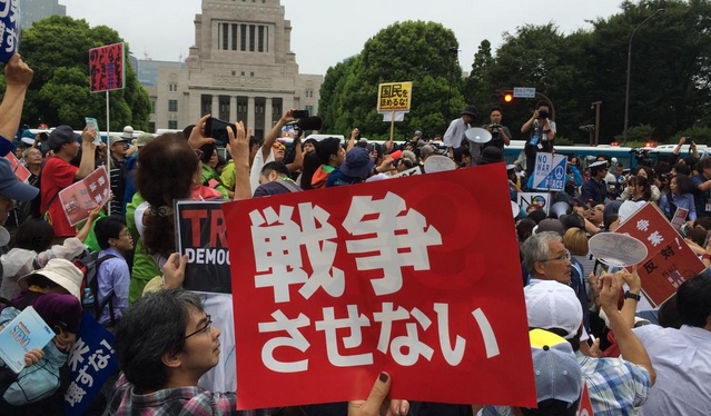 安保法案反対の国会前デモに関連した画像-06