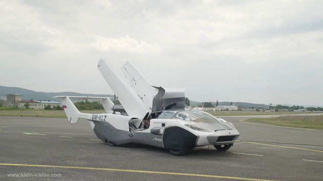 スロバキア　自動車　飛行機