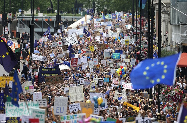 英EU離脱で数万人規模の抗議デモに関連した画像-03